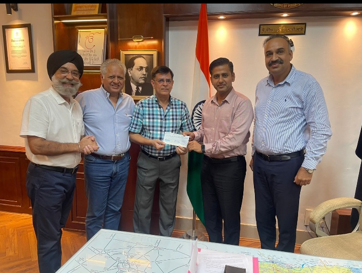 Read more about the article ਹੜ੍ਹ ਪੀੜਤਾਂ ਦੀ ਮਦਦ ਲਈ ਨਾਰਦਨ ਰੀਜਨ ਐਕਸਪੋਰਟਰ ਫੋਰਮ ਨੇ ਡਿਪਟੀ ਕਮਿਸ਼ਨਰ ਨੂੰ 6 ਲੱਖ ਰੁਪਏ ਦਾ ਚੈੱਕ ਸੌਂਪਿਆ