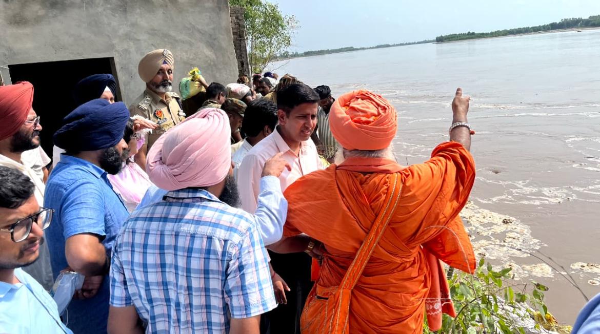 You are currently viewing ਸੰਤ ਸੀਚੇਵਾਲ ਅਤੇ ਡਿਪਟੀ ਕਮਿਸ਼ਨਰ ਵਲੋਂ ਮੰਡਾਲਾ ਛੰਨਾ ‘ਚ 24 ਘੰਟੇ ਰੱਖੀ ਜਾ ਰਹੀ ਹੈ ਨਿਗਰਾਨੀ
