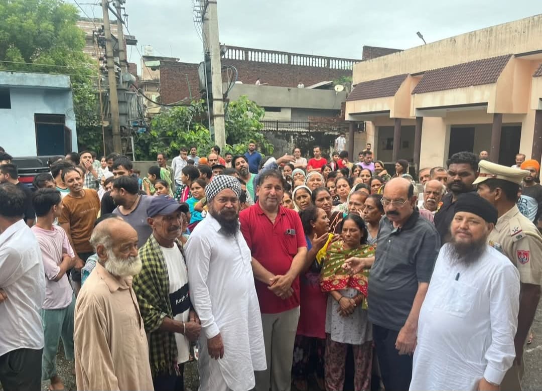 You are currently viewing ਲੋੜਵੰਦਾਂ ਨੂੰ ਰਾਸ਼ਨ, ਤਿਰਪਾਲਾਂ ਅਤੇ ਫਲ ਫਰੂਟ ਦੀ ਕੀਤੀ ਸਹਾਇਤਾ