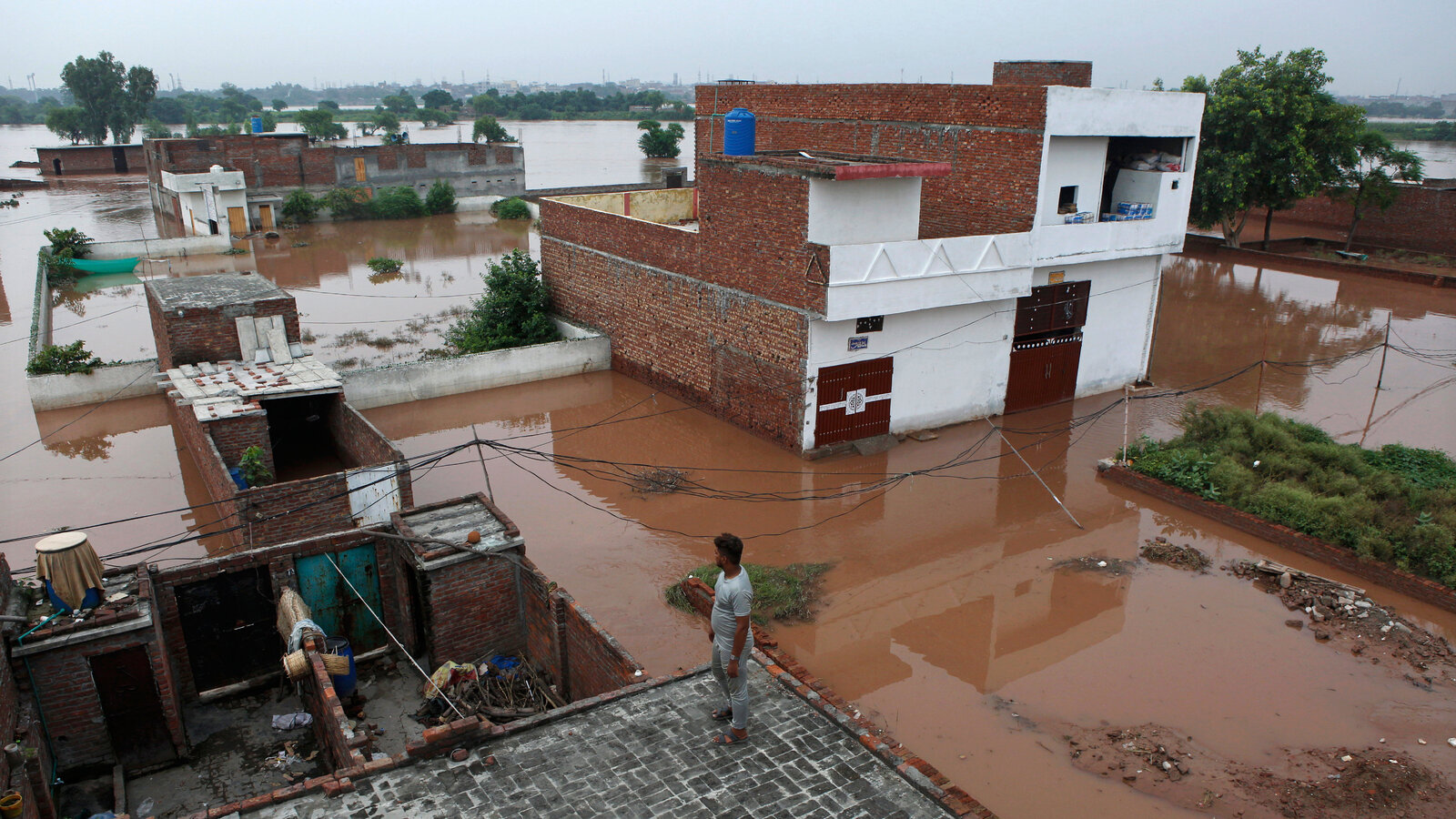 You are currently viewing ਹੜ੍ਹ ਪੀੜਤ ਪਰਿਵਾਰਾਂ ਲਈ ਦਿਲ ਖੋਲ੍ਹ ਕੇ ਦੇਸ਼-ਵਿਦੇਸ਼ ਤੋਂ ਸੇਵਾ ਦੀ ਭਾਵਨਾ