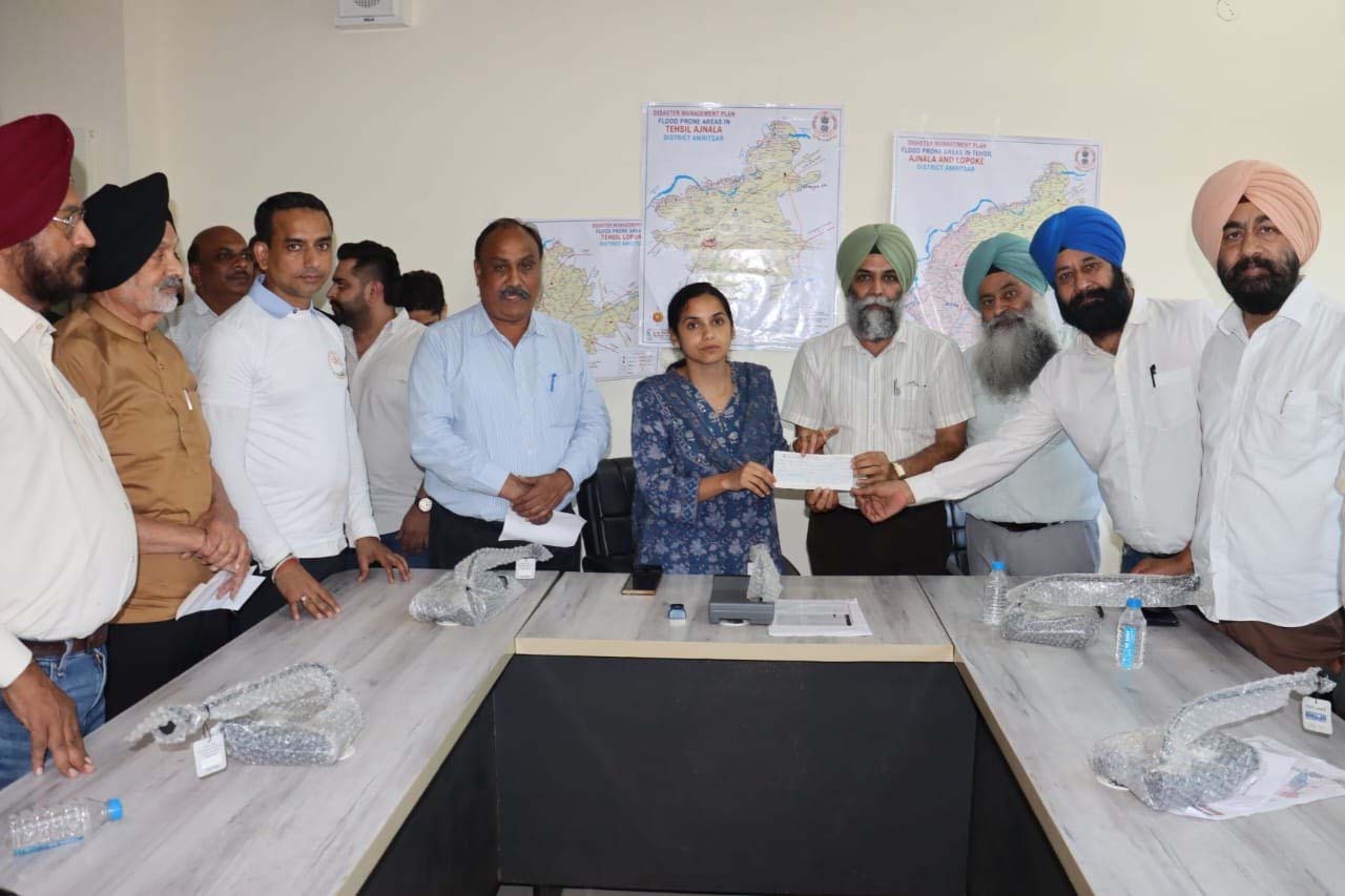 You are currently viewing ਖਾਲਸਾ ਕਾਲਜ ਅੰਮ੍ਰਿਤਸਰ ਅਤੇ ਪਬਲਿਕ ਸਕੂਲ ਨੇ ਹੜ੍ਹ ਪੀੜਤਾਂ ਲਈ ਰਾਹਤ ਸਮੱਗਰੀ ਅਤੇ ਪੈਸੇ ਭੇਜੇ