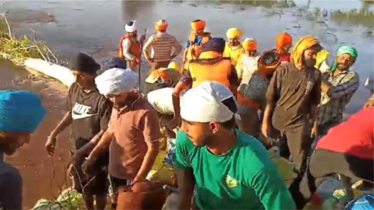 Read more about the article AIIMS ਦਿੱਲੀ ਤੋਂ ਡਾਕਟਰਾਂ ਦੀ ਟੀਮ ਗਈ ਪੰਜਾਬ, ਹੜ੍ਹ ਪੀੜਤਾਂ ਦਾ ਕਰਨਗੇ ਇਲਾਜ