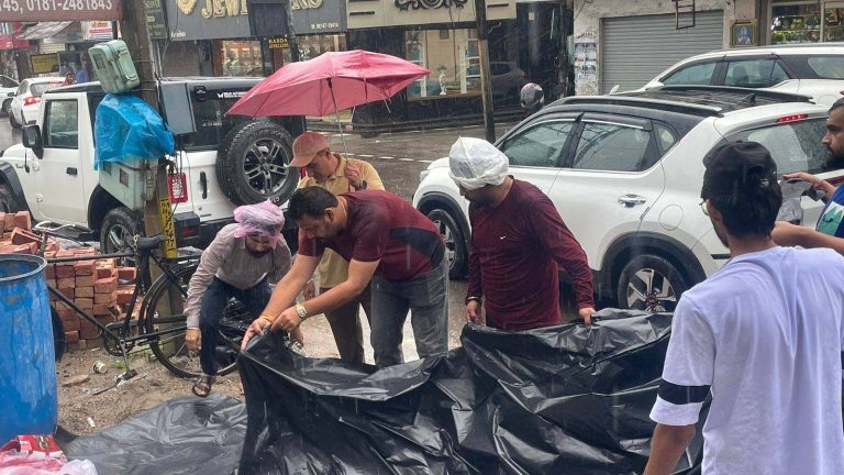 Read more about the article घरों में  तरपाल बांटकर सेवा की रॉबिन सांपला