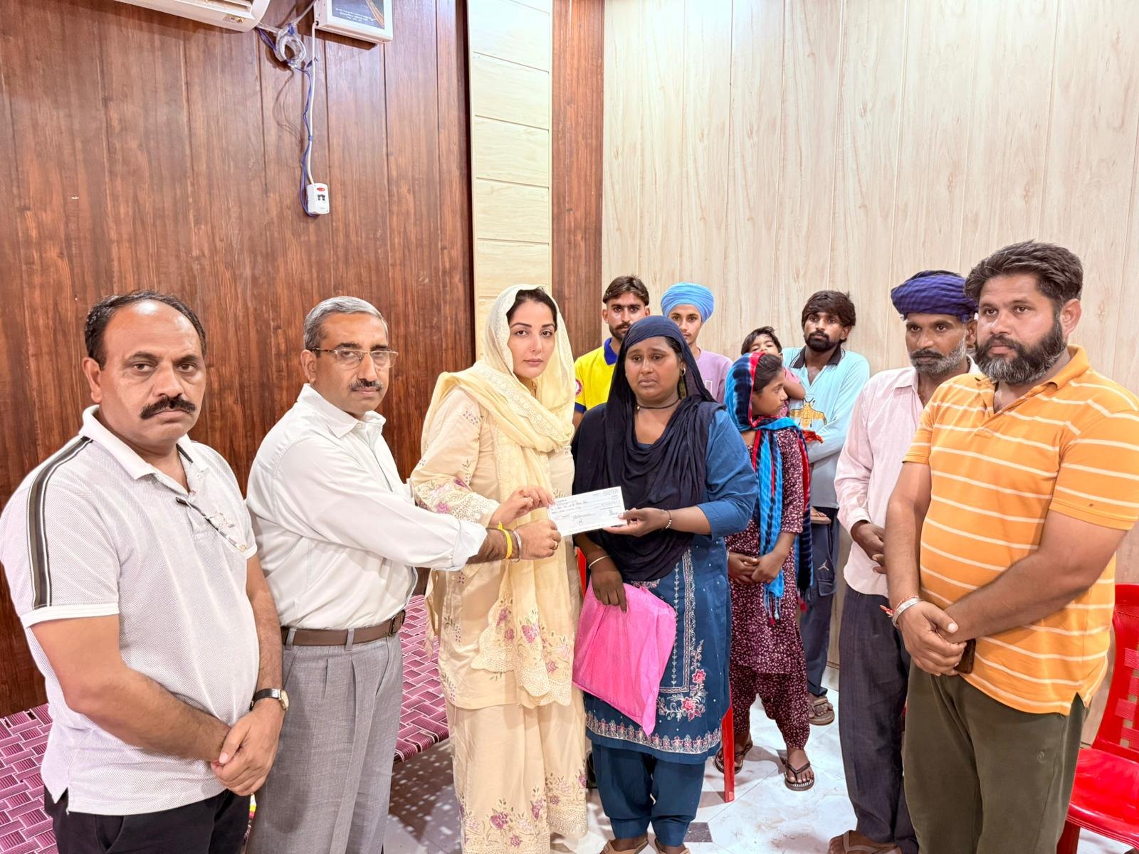 You are currently viewing ਮੈਡਮ ਸੋਨੀਆ ਮਾਨ ਨੇ ਪਿੰਡ ਭਿੰਡੀਆਂ ਸੈਦਾਂ ਦੇ ਪਰਿਵਾਰ ਦੇ ਕੀਤੀ ਮਾਲੀ ਸਹਾਇਤਾ