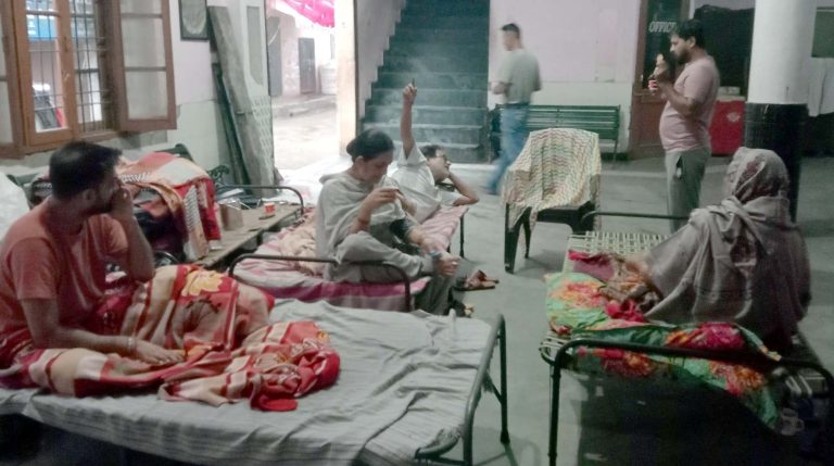 Read more about the article ਚਾਹ, ਬਿਸਕੁੱਟ, ਬ੍ਰੈੱਡ ਦਾ ਲੰਗਰ ਸਤਿਗੁਰੂ ਕਬੀਰ ਮੁੱਖ ਮੰਦਿਰ ਕਮੇਟੀ ਵੱਲੋਂ ਵਰਤਾਇਆ