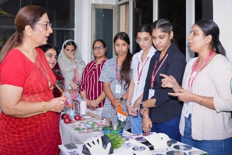 Read more about the article ਕੇ.ਐਮ.ਵੀ. ਵਿੱਚ ਮੈਗਾ ਈਵੈਂਟ ਰਾਹੀਂ ਗਰੀਨ ਅਤੇ ਕਲੀਨ ਦੀਵਾਲੀ ਨੂੰ ਦਿੱਤਾ ਗਿਆ ਹੁਲਾਰਾ