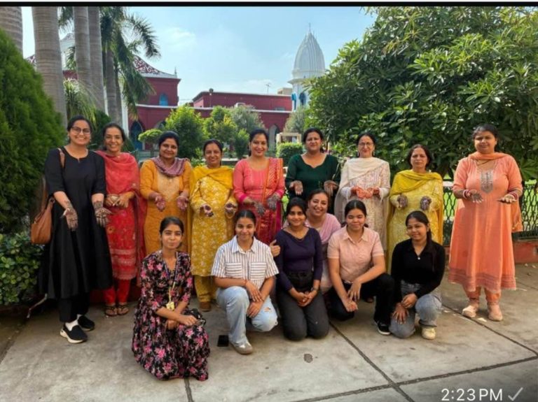 Read more about the article करवा चौथ के उपलक्ष्य में मेहंदी और नेल आर्ट कार्यक्रम किया आयोजन