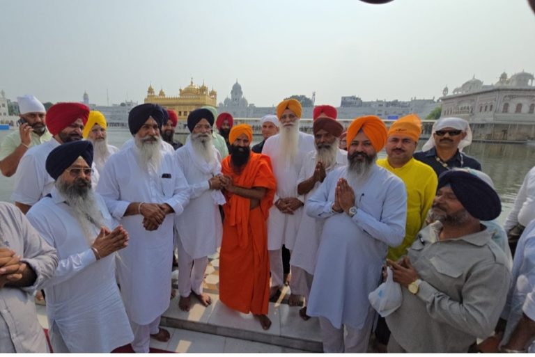 Read more about the article ਬਾਬਾ ਰਾਮਦੇਵ ਨੇ ਪੰਜਾਬ ਵਿੱਚ ਹੜ੍ਹ ਪੀੜਤਾਂ ਦੀ ਮਦਦ ਲਈ ਐਸਜੀਪੀਸੀ ਨੂੰ ਦਿੱਤੇ 1 ਕਰੋੜ ਰੁਪਏ