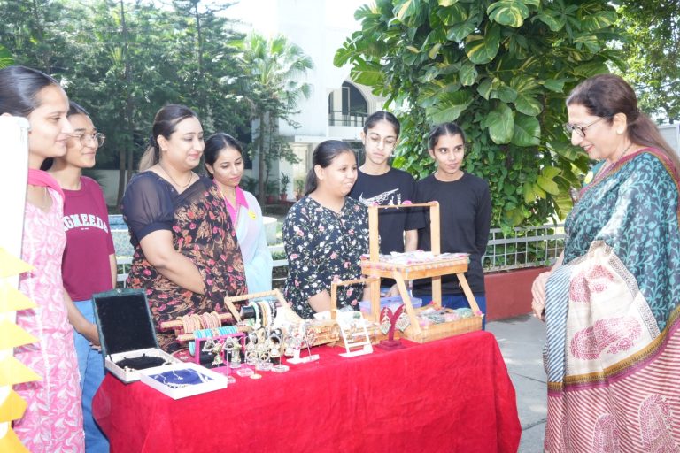 Read more about the article ਕੇ.ਐੱਮ.ਵੀ. ਨੇ ਕਰਵਾ ਚੌਥ ਮਨਾਉਣ ਲਈ ਕਰਵਾ ਚੌਥ ਸੇਲ ਦਾ ਕੀਤਾ ਆਯੋਜਨ