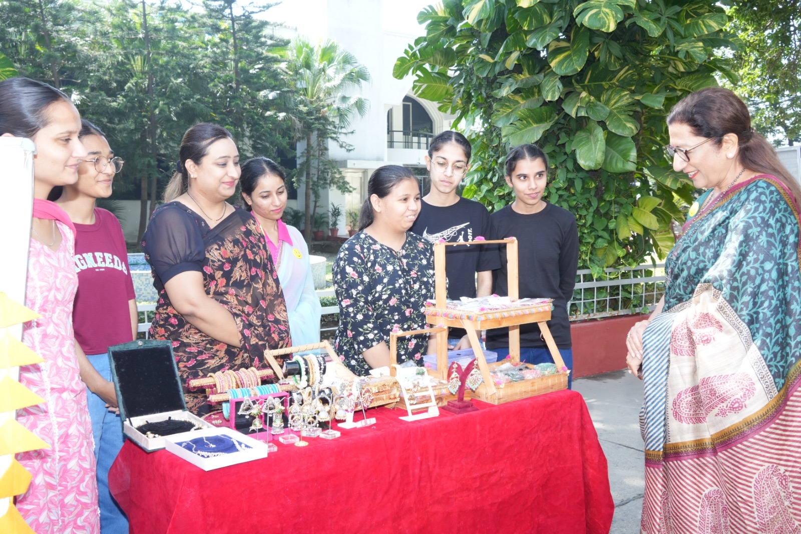 You are currently viewing ਕੇ.ਐੱਮ.ਵੀ. ਨੇ ਕਰਵਾ ਚੌਥ ਮਨਾਉਣ ਲਈ ਕਰਵਾ ਚੌਥ ਸੇਲ ਦਾ ਕੀਤਾ ਆਯੋਜਨ