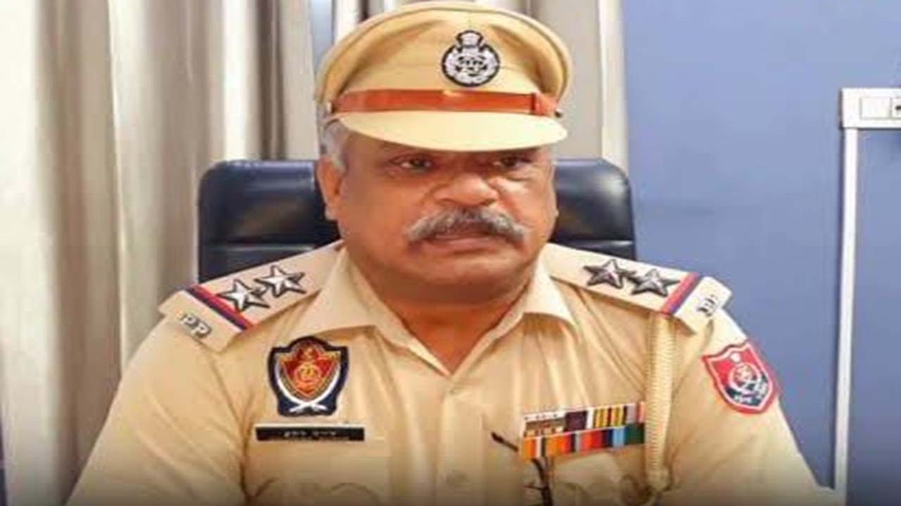 You are currently viewing ਭੂਸ਼ਣ ਕੁਮਾਰ ਦਾ ਇੱਕ ਹੋਰ ਕਾਰਨਾਮਾ ਫਿਲੌਰ ਪੁਲਿਸ ਸਟੇਸ਼ਨ ‘ਚ ਸਾਹਮਣੇ