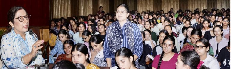 Read more about the article ਕੇ.ਐਮ.ਵੀ. ਵਿੱਚ ਵਿਦਿਆਰਥਣਾਂ ਨੂੰ ਦੀ ਹਿਉਮਨ ਸਟੋਰੀ ਵਿਸ਼ੇ ਤੇ ਅਤਿਮਾ ਸ਼ਰਮਾ ਨੇ ਕੀਤਾ ਸੰਬੋਧਿਤ