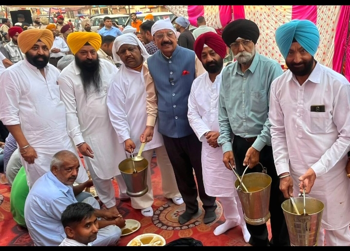 Read more about the article ਸਿੱਖ ਤਾਲਮੇਲ ਕਮੇਟੀ ਵੱਲੋਂ ਨਗਰ ਕੀਰਤਨ ਵਿੱਚ ਸ਼ਾਮਿਲ ਸੰਗਤਾਂ ਲਈ ਵੱਖ-ਵੱਖ ਪਦਾਰਥਾਂ ਦੇ ਲੰਗਰ ਲਗਾਏ