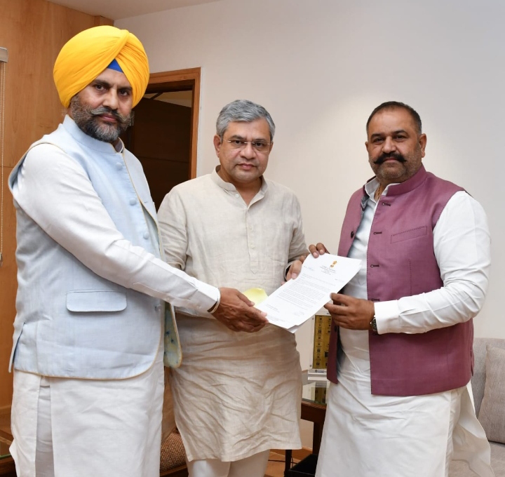 Read more about the article ਸੁਸ਼ੀਲ ਰਿੰਕੂ ਨੇ ਰੇਲ ਮੰਤਰੀ ਅਸ਼ਵਨੀ ਵੈਸ਼ਨਵ ਨਾਲ ਮੁਲਾਕਾਤ ਕੀਤੀ ਅਤੇ ਸਮੱਸਿਆਵਾਂ ਦੱਸੀਆਂ