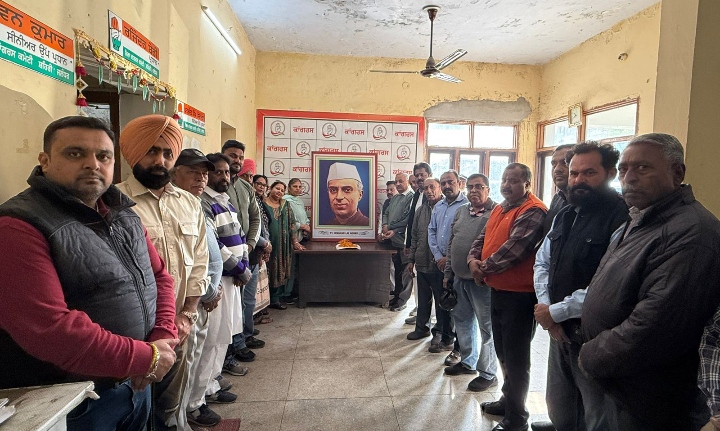 Read more about the article ਪੰਡਿਤ ਜਵਾਹਰ ਲਾਲ ਨਹਿਰੂ ਜੀ ਦੇ ਜਨਮ ਦਿਵਸ ਦੇ ਮੌਕੇ ਤੇ ਕਾਂਗਰਸੀ ਅਹੁਦੇਦਾਰਾਂ ਅਤੇ ਵਰਕਰਾਂ ਵਲੋ ਸ਼ਰਧਾ ਦੇ ਫੁੱਲ ਭੇਂਟ