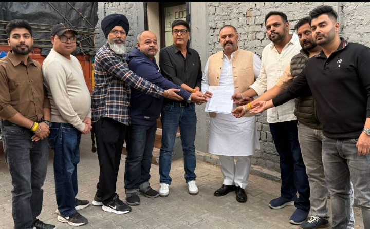 Read more about the article 120 ਫੁੱਟ ਰੋਡ ਵੱਲੋਂ ਪੰਜਾਬ ਰਾਜ ਅਨੁਸੂਚਿਤ ਜਾਤੀ ਕਮਿਸ਼ਨ ਨੂੰ ਮੰਗ ਪੱਤਰ ਸੌਂਪਿਆ ਗਿਆ