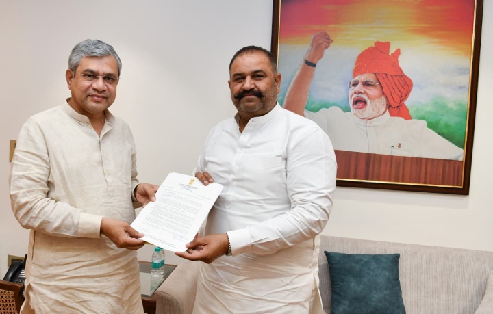 Read more about the article ਸ਼ਹੀਦ ਬਾਬੂ ਲਾਭ ਸਿੰਘ ਨਗਰ ਵਿੱਚ ਰੇਲਵੇ ਓਵਰਬ੍ਰਿਜ ਬਣਾਉਣ ਦੀ ਮੰਗ ਕਰਦੇ ਹੋਏ ਇੱਕ ਮੰਗ ਪੱਤਰ ਸੌਂਪਿਆ