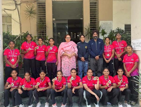 Read more about the article ਲ਼ਾਇਲਪੁਰ ਖਾਲਸਾ ਕਾਲਜ ਫਾਰ ਵਿਮੈਨ ਹਾਕੀ ਟੀਮ ਨੂੰ ਕੀਤਾ ਗਿਆ ਸਨਮਾਨਿਤ