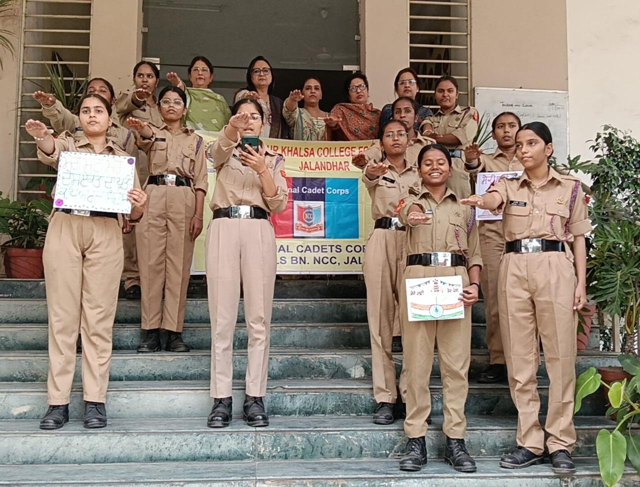 Read more about the article ਐਨਸੀਸੀ ਵਿਭਾਗ ਨੇ ਮੇਰੀ ਮਿੱਟੀ ਮੇਰਾ ਦੇਸ਼ ਮਿੱਟੀ ਕੋ ਨਮਨ, ਵੀਰੋਂ ਕਾ ਵੰਦਨ – ਮਨਾਉਣ ਲਈ ਇੱਕ ਭਾਸ਼ਣ ਅਤੇ ਕਵਿਤਾ ਪਾਠ ਮੁਕਾਬਲਾ