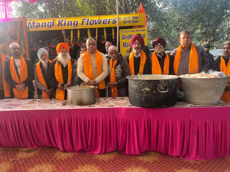 Read more about the article ਸਰਬ ਧਰਮ ਸਭਾ ਵਲੋ ਬਾਬਾ ਮੋਤੀ ਰਾਮ ਮਹਿਰਾ ਜੀ ਦੀ ਯਾਦ ਵਿੱਚ ਲੰਗਰ ਲਗਾਏ