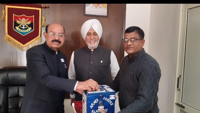 Read more about the article ਕੈਬਨਿਟ ਮੰਤਰੀ ਨੂੰ ਫਲੈਗ ਲਗਾ ਕੇ ਕੀਤੀ ਗਈ ਝੰਡਾ ਦਿਵਸ ਫੰਡ ਇਕੱਤਰ ਕਰਨ ਦੀ ਸ਼ੁਰੂਆਤ