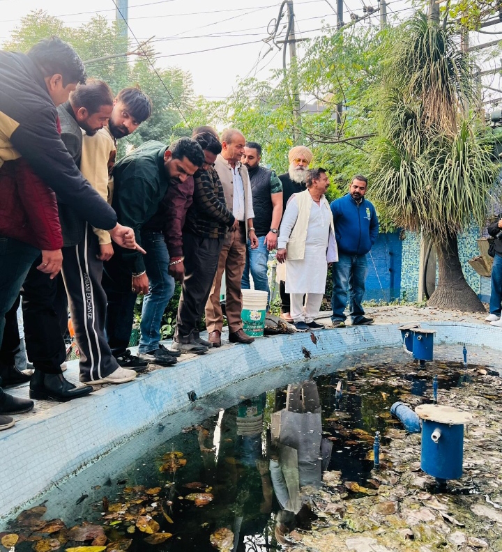 Read more about the article ਕਾਂਗਰਸੀ ਵਰਕਰਾਂ ਨੇ ਸ਼੍ਰੀ ਰਾਮ ਚੌਂਕ ਵਿਖੇ ਚਲਾਇਆ ਸਫਾਈ ਅਭਿਆਨ 