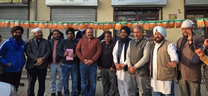 Read more about the article ਸੁਸ਼ੀਲ ਰਿੰਕੂ ਆਦਮਪੁਰ ਦੇ ਪਿੰਡ ਡਰੋਲੀ ਕਲਾਂ ਵਿੱਚ ਜ਼ਿਲ੍ਹਾ ਪ੍ਰੀਸ਼ਦ ਉਮੀਦਵਾਰ ਲਈ ਪ੍ਰਚਾਰ ਕਰਦੇ ਹੋਏ