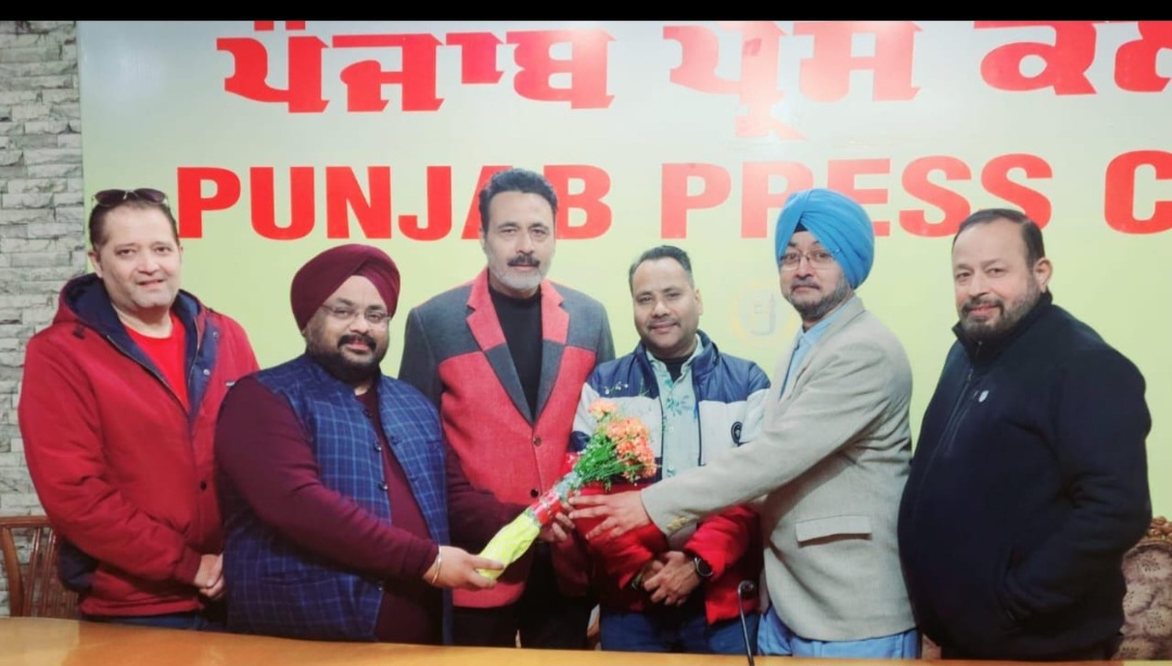 You are currently viewing ਪੰਜਾਬ ਪ੍ਰੈੱਸ ਕਲੱਬ ਦੇ ਵਿਹੜੇ ਨਵੀਂ ਚੁਣੀ ਟੀਮ ਦਾ ਕਲੱਬ ਦੇ ਜਨਰਲ ਮੈਨੇਜ਼ਰ ਵੱਲੋਂ ਹੋਇਆ ਰਸਮੀ ਸਵਾਗਤ