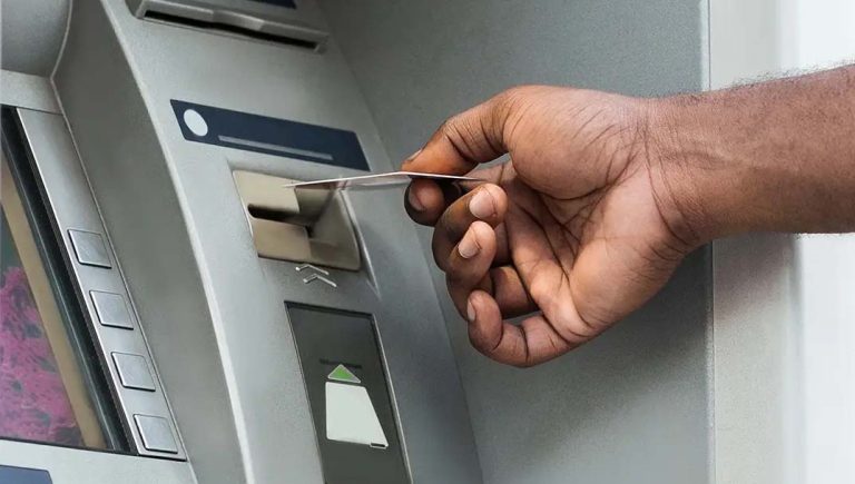 Read more about the article ਏਟੀਐਮ ਮਸ਼ੀਨ ’ਚ ਕਾਰਡ ਫਸਨ ਕਾਰਨ ਨੌਜਵਾਨ ਨਾਲ ਹੋਇਆ ਠੱਗੀ ਦਾ ਸ਼ਿਕਾਰ