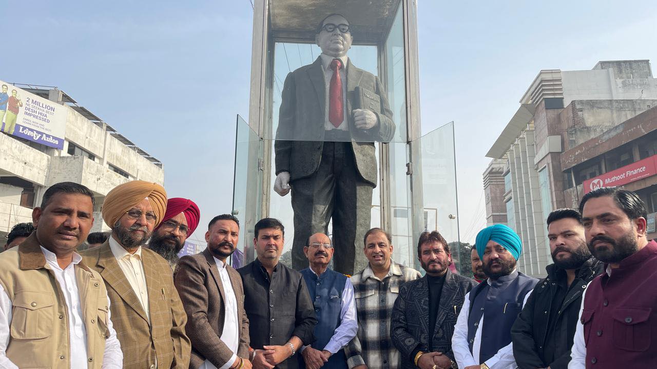 Read more about the article ਅੰਬੇਡਕਰ ਚੌਕ ਵਿਖੇ ਸ਼ਰਧਾ ਦੇ ਫੁੱਲ ਭੇਟ ਕੀਤੇ