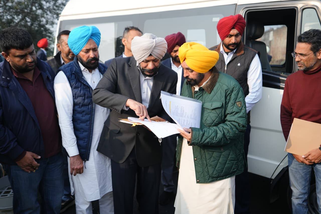 Read more about the article ਸੜਕ ਵਿੱਚ ਖਾਮੀਆਂ ਦਾ ਪਤਾ ਲੱਗਣ ਤੋਂ ਬਾਅਦ ਠੇਕੇਦਾਰ ਵਿਰੁੱਧ ਕਾਰਨ ਦੱਸੋ ਨੋਟਿਸ ਜਾਰੀ