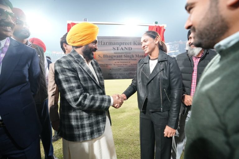 Read more about the article ਵਿਸ਼ਵ ਕੱਪ ਜਿੱਤਣ ਵਾਲੀ ਭਾਰਤੀ ਮਹਿਲਾ ਟੀਮ ਕੋਚਿੰਗ ਸਟਾਫ਼ ਨੂੰ ਸਨਮਾਨਿਤ ਕੀਤਾ