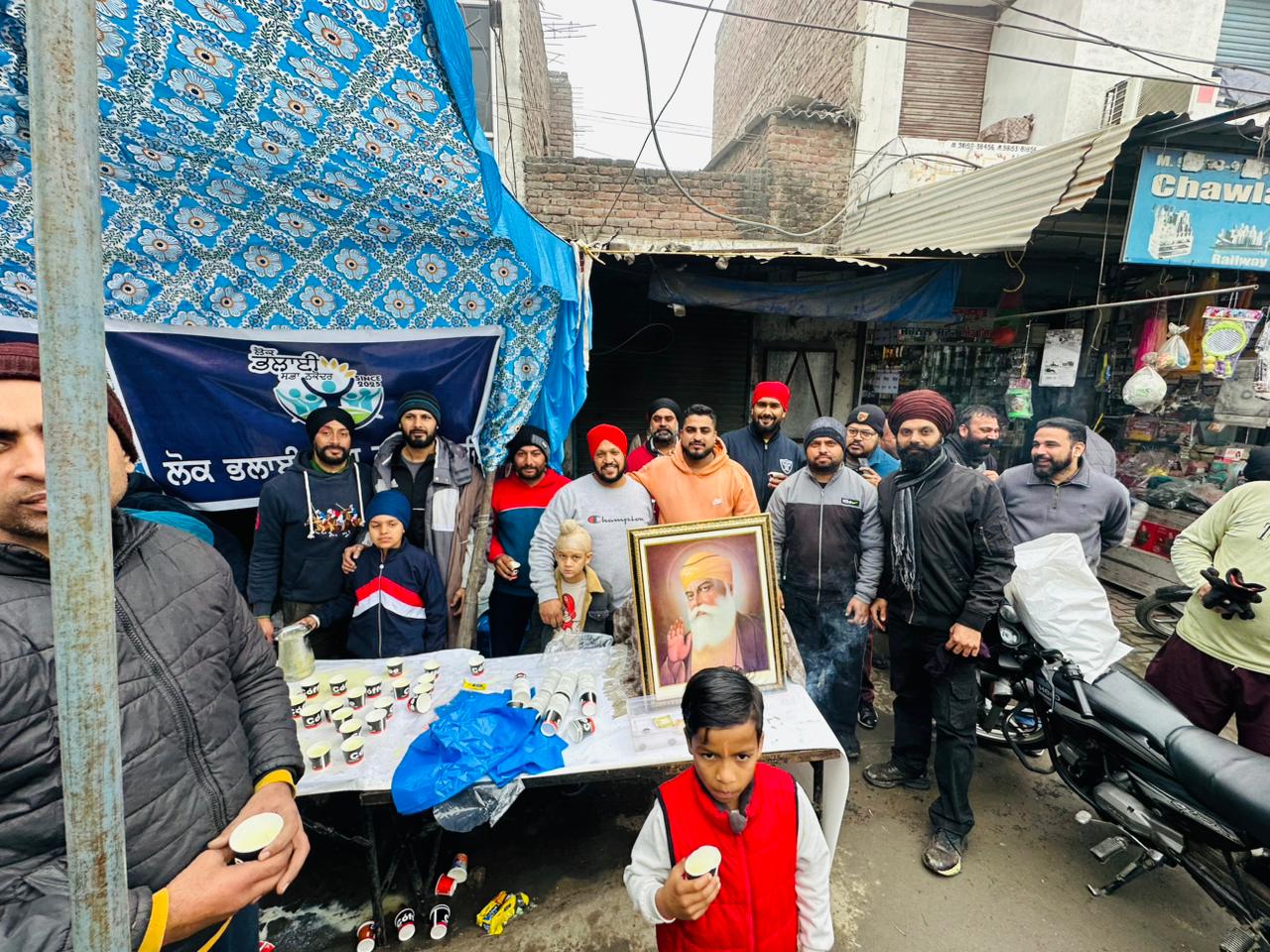 You are currently viewing ਲੋਕ ਭਲਾਈ ਸਭਾ ਵੱਲੋਂ ਸਾਹਿਬਜ਼ਾਦਿਆਂ ਦੀ ਲਾਸਾਨੀ ਸ਼ਹਾਦਤ ਨੂੰ ਸਮਰਪਿਤ ਦੁੱਧ ਦਾ ਲੰਗਰ ਲਗਾਇਆ ਗਿਆ