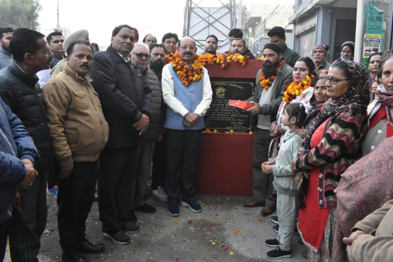 Read more about the article कैबिनेट मंत्री मोहिंदर भगत ने 18.30 लाख रुपये की लागत से बनने वाली गलियों के निर्माण का रखा नींव पत्थर