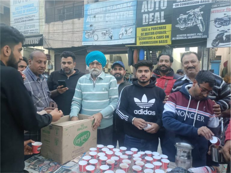 Read more about the article ਆਟੋ ਡੀਲਰ ਐਸੋਸੀਏਸ਼ਨ ਵੱਲੋਂ ਚਾਹ ਸਮੋਸਿਆਂ ਦੇ ਲੰਗਰ ਲਗਾਏ