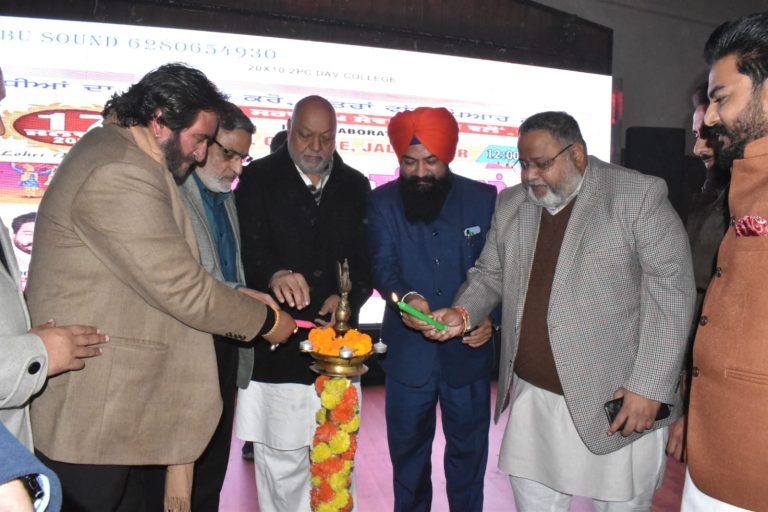 Read more about the article ਸੰਵਿਧਾਨ ’ਚ ਲੜਕੀਆਂ ਤੇ ਲੜਕਿਆਂ ਨੂੰ ਦਿੱਤੇ ਗਏ ਬਰਾਬਰ ਦੇ ਅਧਿਕਾਰ