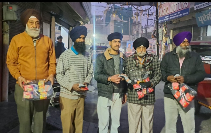 You are currently viewing ਸਿੱਖ ਤਾਲਮੇਲ ਕਮੇਟੀ ਦੀ ਕੜਾਕੇ ਦੀ ਠੰਡ ਵਿੱਚ ਜੁਰਾਬਾਂ ਦੇ ਲੰਗਰ ਲਗਾਏ