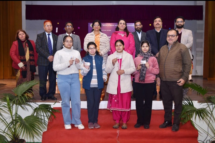 Read more about the article 16ਵਾਂ ਰਾਸ਼ਟਰੀ ਵੋਟਰ ਦਿਵਸ ਮਨਾਇਆ, ਨਵੇਂ ਬਣੇ ਵੋਟਰਾਂ ਨੂੰ ਐਪਿਕ ਕਾਰਡ ਵੰਡੇ