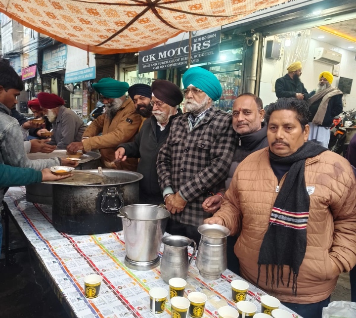 Read more about the article ਸਿੱਖ ਤਾਲਮੇਲ ਕਮੇਟੀ ਅਤੇ ਟੂ ਵੀਲਰ ਡੀਲਰ ਐਸੋਸੀਏਸ਼ਨ ਵੱਲੋਂ ਬਾਬਾ ਦੀਪ ਸਿੰਘ ਜੀ ਦੇ ਜਨਮ ਦਿਹਾੜੇ ਤੇ ਵੱਖ ਵੱਖ ਪਦਾਰਥਾਂ ਦੇ ਲੰਗਰ ਲਗਾਏ