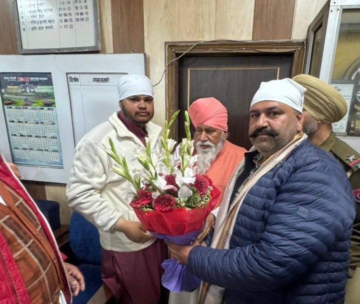 Read more about the article संत निरंजन दास जी महाराज की अगुवाई में बनारस के लिए विशेष ट्रेन रवाना