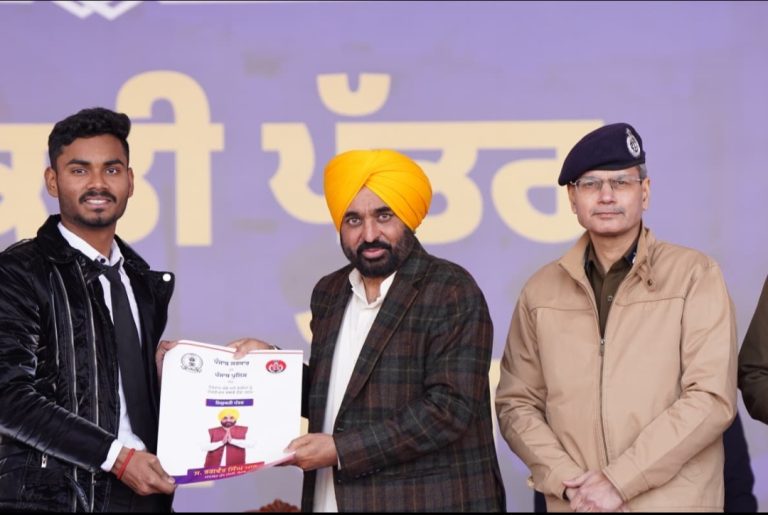 Read more about the article ਪੰਜਾਬ ਸਰਕਾਰ ਨੇ ਚਾਰ ਸਾਲਾਂ ਤੋਂ ਵੀ ਘੱਟ ਸਮੇਂ ਵਿੱਚ 63,027 ਨੌਜਵਾਨਾਂ ਨੂੰ ਸਰਕਾਰੀ ਨੌਕਰੀਆਂ ਦੇ ਕੇ ਇਤਿਹਾਸ ਰਚਿਆ