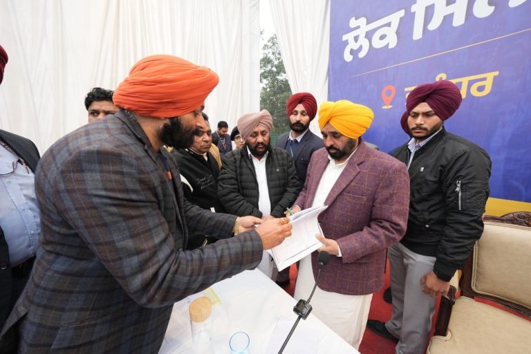 Read more about the article ਰਿਹਾਇਸ਼ ਵਿਖੇ ਲੋਕ ਮਿਲਣੀ ਪ੍ਰੋਗਰਾਮ ਤਹਿਤ ਲੋਕਾਂ ਨਾਲ ਮੁਲਾਕਾਤ