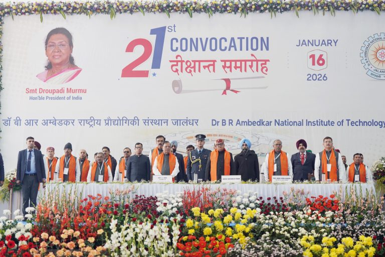 Read more about the article ਪੰਜਾਬ ਦੇ ਰਾਜਪਾਲ ਨੇ ਨੌਜਵਾਨਾਂ ਨੂੰ ਕਰੀਅਰ ’ਚ ਸਫ਼ਲਤਾ ਹਾਸਲ ਕਰਕੇ ਦੇਸ਼ ਤੇ ਸਮਾਜ ਦੀ ਸੇਵਾ ਕਰਨ ਦੀ ਕੀਤੀ ਅਪੀਲ