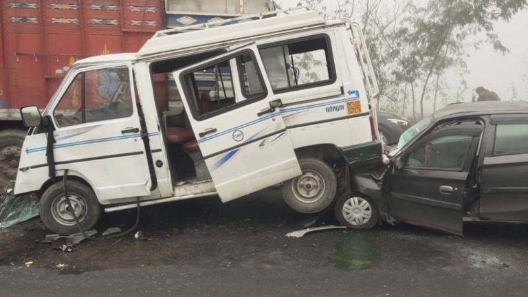 Read more about the article ਸਰਕਾਰੀ ਸਕੂਲ ਦੇ ਅਧਿਆਪਕਾਂ ਦੀ ਵੈਨ ਟਰੱਕ ਨਾਲ ਟਕਰਾਈ, 9 ਜ਼ਖ਼ਮੀ
