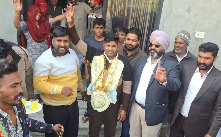 Read more about the article ਹਰਿਆਣਾ ਵਿਚ ਸਿਰਸਾ ਦੇ ਰਹਿਣ ਵਾਲੇ ਪ੍ਰਿਥਵੀ ਸਿੰਘ ਦੀ 10 ਕਰੋੜ ਰੁਪਏ ਦੀ ਲਾਟਰੀ ਨਿਕਲੀ