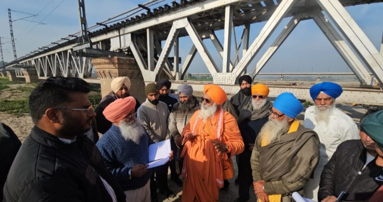 Read more about the article ਸੰਤ ਸੀਚੇਵਾਲ ਵੱਲੋਂ ਸਤਲੁਜ ਦਰਿਆ ਦੇ ਧੁੱਸੀ ਬੰਨ੍ਹ ਦਾ ਦੌਰਾ