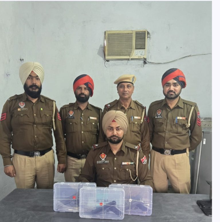 Read more about the article ਆਪ੍ਰੇਸ਼ਨ ਪ੍ਰਹਾਰ 2.0′ ਤਹਿਤ ਵੱਡੀ ਸਫਲਤਾ ; ਜਲੰਧਰ ਦਿਹਾਤੀ ਪੁਲਿਸ ਵਲੋਂ ਗੈਰ-ਕਾਨੂੰਨੀ ਹਥਿਆਰਾਂ ਸਮੇਤ ਤਿੰਨ ਗ੍ਰਿਫ਼ਤਾਰ
