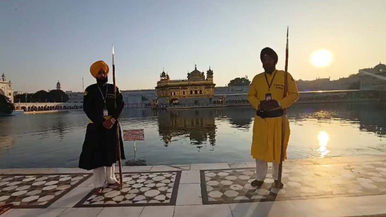 Read more about the article ਸੇਵਾਦਾਰਾਂ ਦੇ ਚੋਲੇ ‘ਚ ਅਹਿਮ ਤਬਦੀਲੀ, ਹੁਣ ਦੋ ਵੱਖ-ਵੱਖ ਰੰਗਾਂ ਦਾ ਹੋਵੇਗਾ ਪਹਿਰਾਵਾ