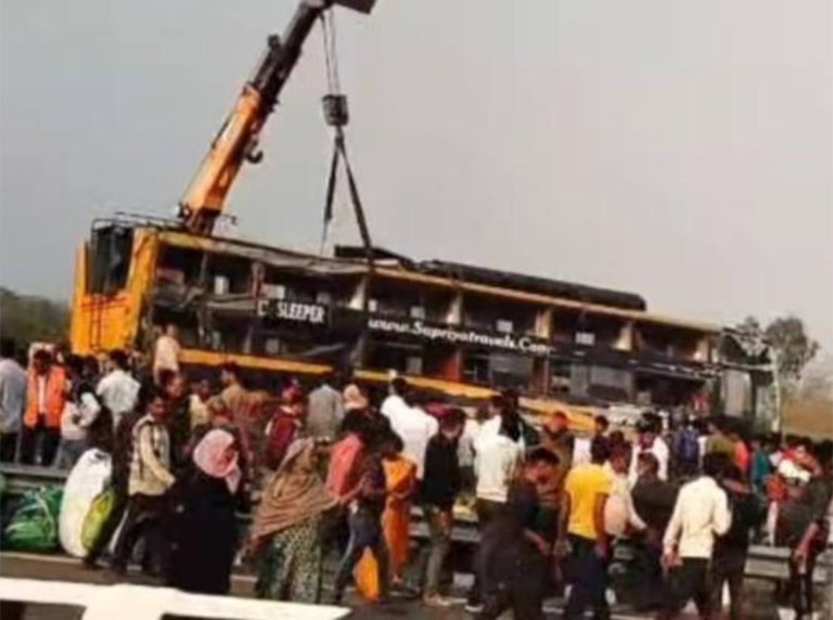 Read more about the article ਦਰਦਨਾਕ ਹਾਦਸਾ, ਬੱਸ ਪਲਟੀ, 7 ਦੀ ਮੌਤ