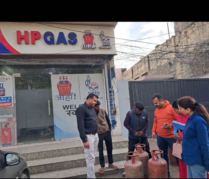 Read more about the article ਜਲੰਧਰ ਪ੍ਰਸ਼ਾਸਨ ਦੀਆਂ ਦੀਆਂ ਟੀਮਾਂ ਵੱਲੋਂ ਗੈਸ ਏਜੰਸੀਆਂ ਦੀ ਲਗਾਤਾਰ ਚੈਕਿੰਗ*